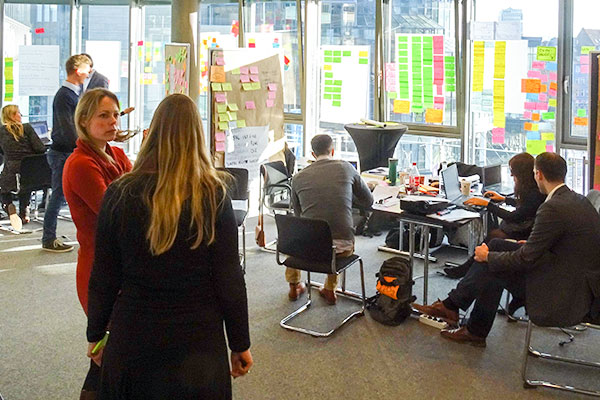 Teilnehmer eines Design Thinking Workshops arbeiten